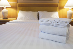 白色床上用品和毛巾集现代酒店