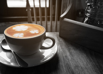 热咖啡杯与温暖的早....光窗口黑色的和白色语气与部分颜色层图片