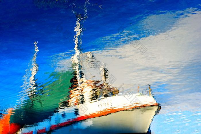 挪威船反射水背景挪威船反射水背景