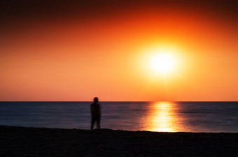 水平生动的会议海洋日落孤独的男人。抽象景观背景背景水平生动的会议海洋日落孤独的男人。抽象局域网