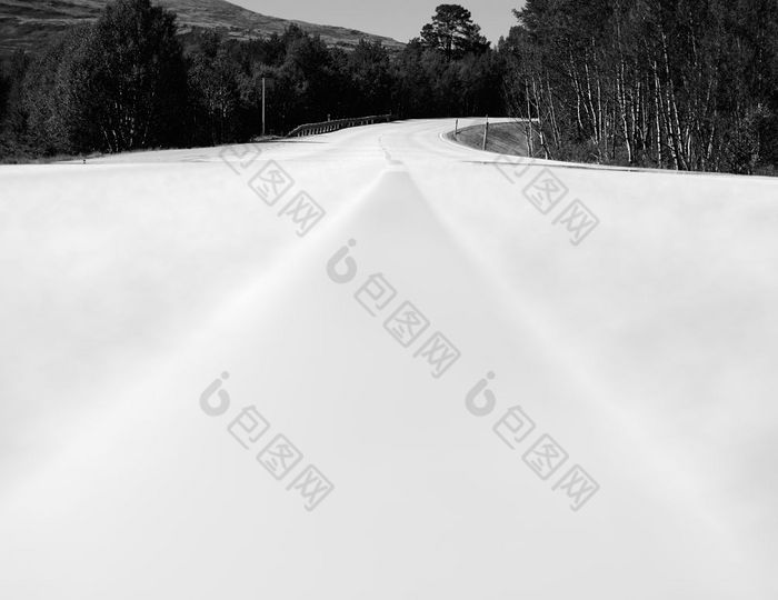 黑色的和白色挪威路车道行背景黑色的和白色挪威路车道行背景