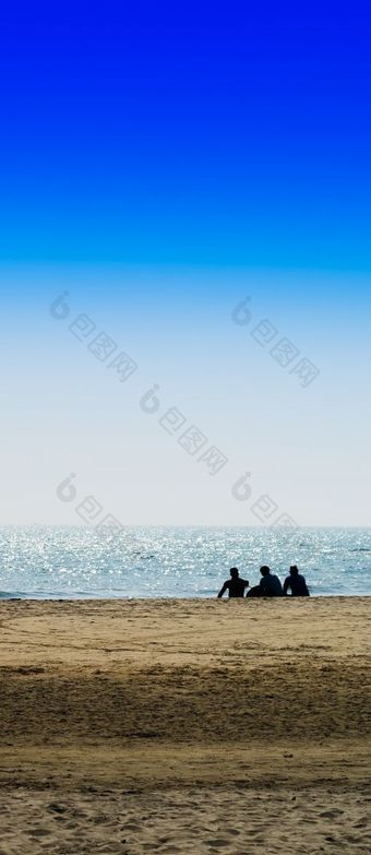 垂直三个朋友坐着的海洋海滩背景背景垂直三个朋友坐着的海洋海滩背景巴克