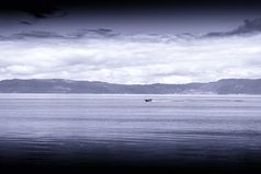 蓝色的乌贼船挪威海景观背景蓝色的乌贼船挪威海景观背景