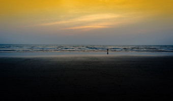 水平宽孩子看日落海滩海洋背景背景水平宽孩子看日落海滩海洋背景
