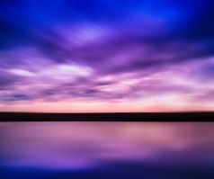 水平生动的粉红色的紫色的河日落与反射地平线景观Cloudscape背景抽象慢快门水平生动的粉红色的紫色的河日落与反射horizo