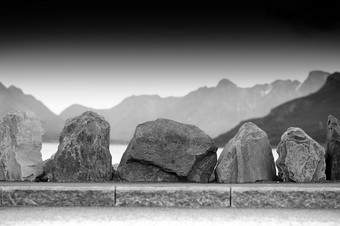挪威路石头边境与山背景挪威路石头边境与山背景