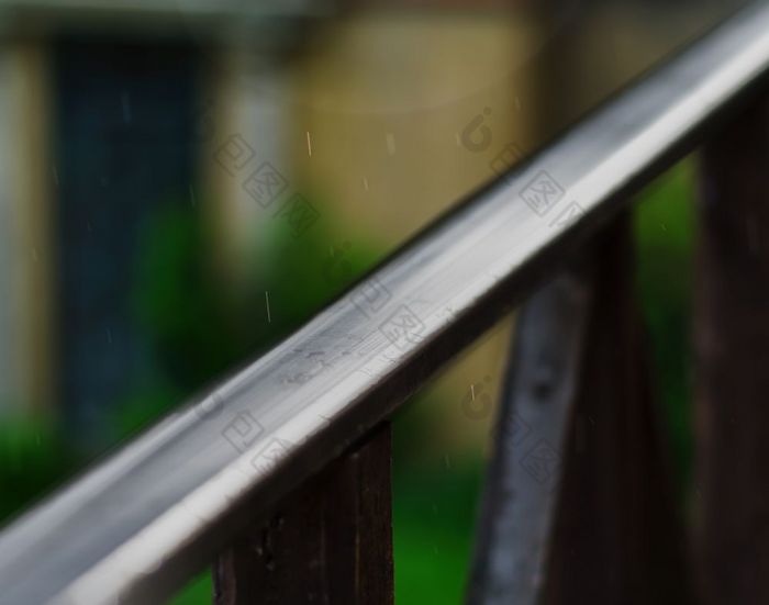 水平阳台扶手下雨超级详细的特写镜头抽象散景背景背景水平阳台扶手下雨超级详细的特写镜头