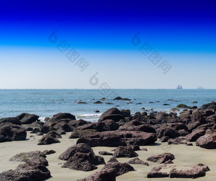 水平生动的多石的海滩海洋地平线景观背景背景水平生动的多石的海滩海洋地平线景观背景