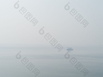 水平稀疏的苍白的孤独的船白色海洋背景背景水平稀疏的苍白的孤独的船白色海洋背景巴克