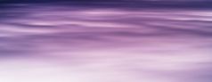 水平生动的紫色的光滑的天空羊毛云Cloudscape背景背景水平生动的紫色的光滑的天空羊毛云Cloudscape回来