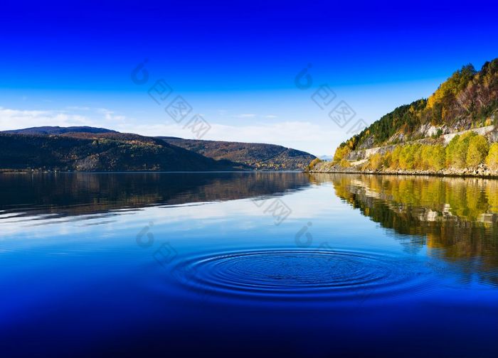 水平生动的挪威一天河水圈滴背景背景水平生动的挪威一天河水圈滴背景