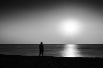 水平生动的黑色的和白色会议海洋日落孤独的男人。抽象景观背景背景水平生动的黑色的和白色会议海洋日落孤独的男人。