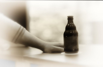 水平空白空啤酒瓶与手背景水平空白空啤酒瓶与手背景