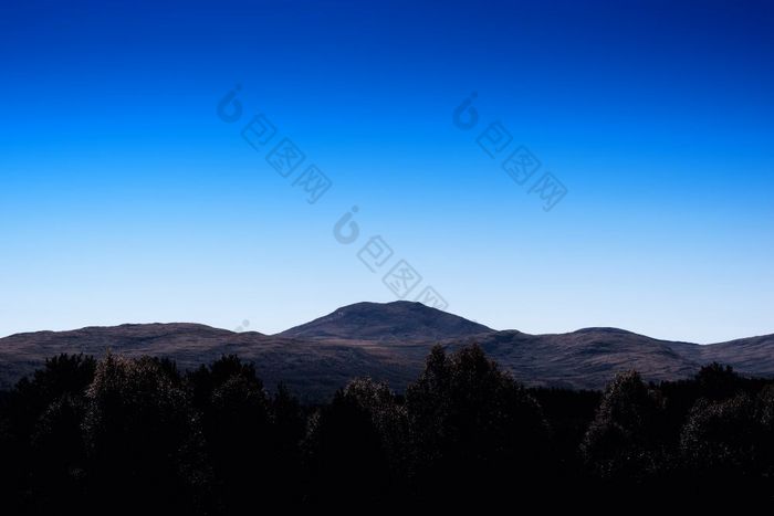 简单的山峰景观背景简单的山峰景观背景