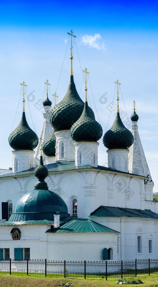 垂直生动的夏天正统的俄罗斯教堂寺庙背景背景垂直生动的夏天正统的俄罗斯教堂寺庙背景