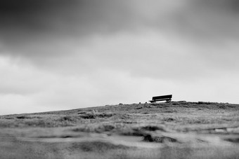 孤独的板凳上的山景观背景孤独的板凳上的山景观背景