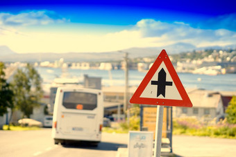 十字路口路标志与公共汽车背景十字路口路标志与公共汽车背景