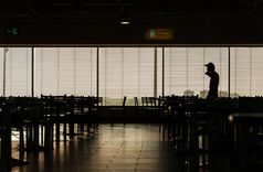 机场咖啡馆男人。轮廓