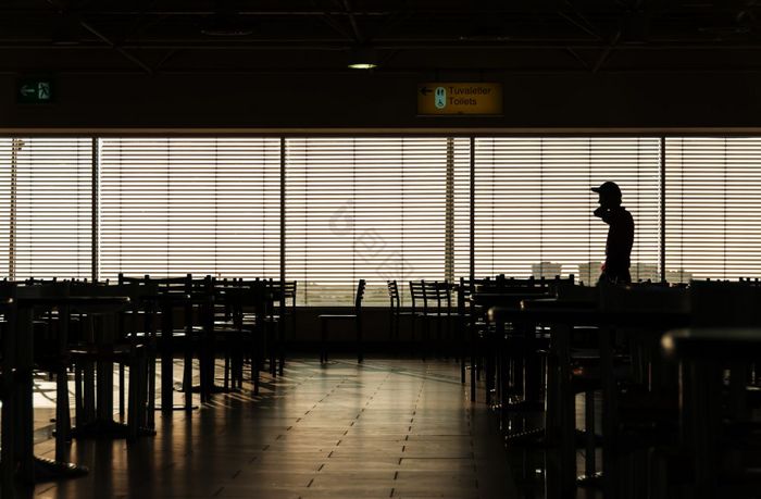 机场咖啡馆男人轮廓图片