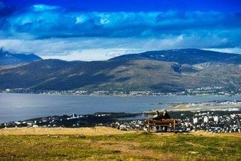 约会夫妇享受的美挪威自然背景约会夫妇享受的美挪威自然背景