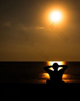垂直生动的孤独的男人。盯着金日落地平线海洋背景背景垂直生动的孤独的男人。盯着金日落地平线海洋