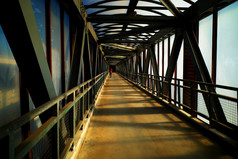 男人。穿越城市桥在日落时间背景