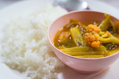 热和酸鱼和蔬菜ragout与大米