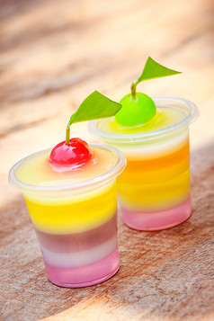 色彩斑斓的果冻与水果塑料杯