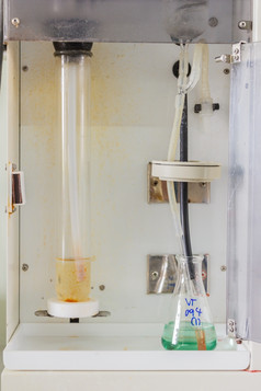 集团实验室烧瓶填满与清晰的颜色液体实验室