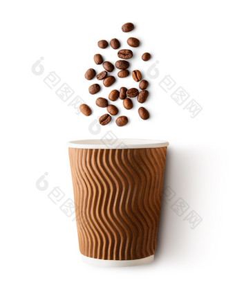 咖啡豆子与外卖杯子孤立的白色背景咖啡豆子与外卖杯子