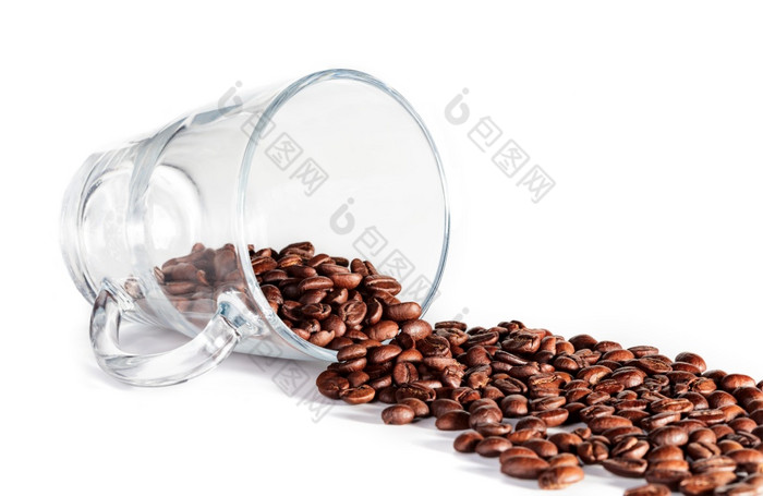 玻璃杯与咖啡豆子孤立的白色背景玻璃杯与咖啡豆子