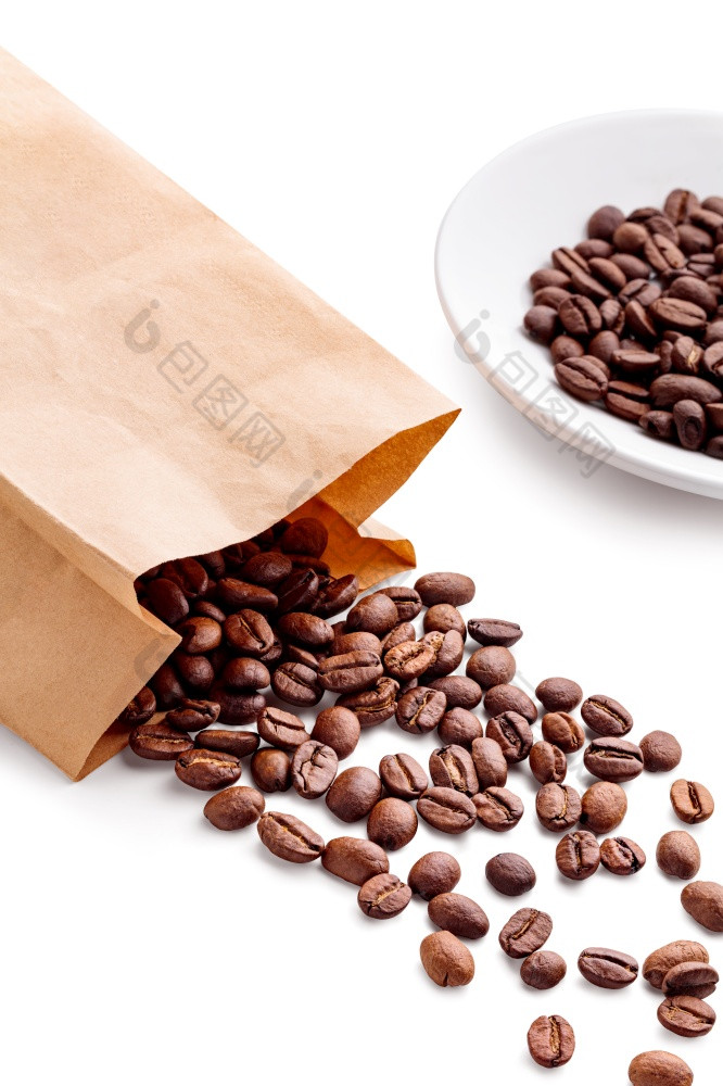 纸袋与咖啡豆子和飞碟孤立的白色背景纸袋与咖啡豆子和飞碟