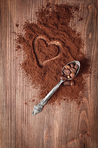 咖啡豆子金属勺子和咖啡粉与<strong>心形状</strong>木背景咖啡豆子金属勺子和咖啡粉与<strong>心形状</strong>