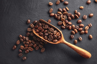 咖啡豆子与木独家新闻黑色的变形背景咖啡豆子与木独家新闻