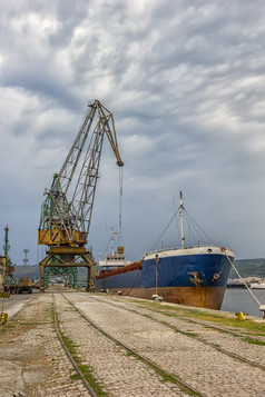 加载生材料的仓库的交易船的港口城市警告保加利亚加载容器生材料的仓库的交易船的港口城市警告保加利亚