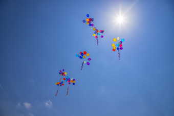 的多彩色的氦气球飞行的蓝色的天空的概念婚礼庆祝活动周年纪念日娱乐