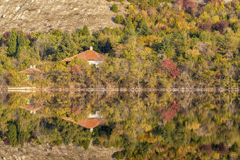 秋天山森林和房子反射湖水景观秋天场景