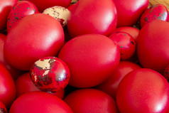 许多复活节红色的彩色的鸡蛋的篮子的表格前视图
