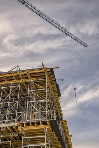 建设高层建筑与起重机建筑建设使用模板的建设起重机和的建筑对的蓝色的天空