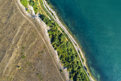 美海和陡峭的海岸线表面空中前视图从的无人机