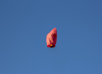 飞行红色的中国人心形的手电筒苍蝇飞行灯笼热空气气球灯笼苍蝇高的蓝色的天空