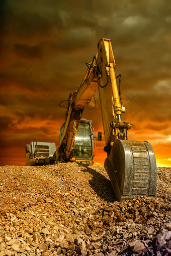 惊人的视图履带挖掘机在土方作品建设网站日落