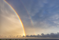 惊人的两个大彩虹后的雨在的海