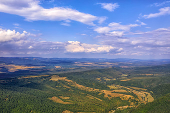 全景无人机空中视图视图山山峰山顶覆盖与森林绿色自然背景空中视图山景观