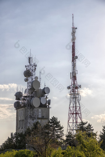 移动沟通塔与控制设备和天线<strong>发射器</strong>和中继<strong>器</strong>为移动通信和的互联网