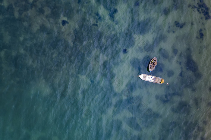 空中视图的钓鱼船清晰的蓝色的水日落景观与帆船海海景