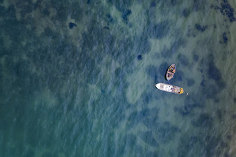 空中视图的钓鱼船清晰的蓝色的<strong>水日</strong>落景观与帆船海海景
