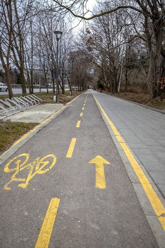 双向自行车车道的城市交通标志自行车象征沥青自行车专用道路