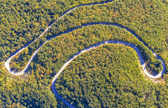空中视图令人惊异的路曲线的森林山风景优美的视图锋利的曲线路无人机