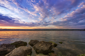 岩石海滩景观的湖后日落